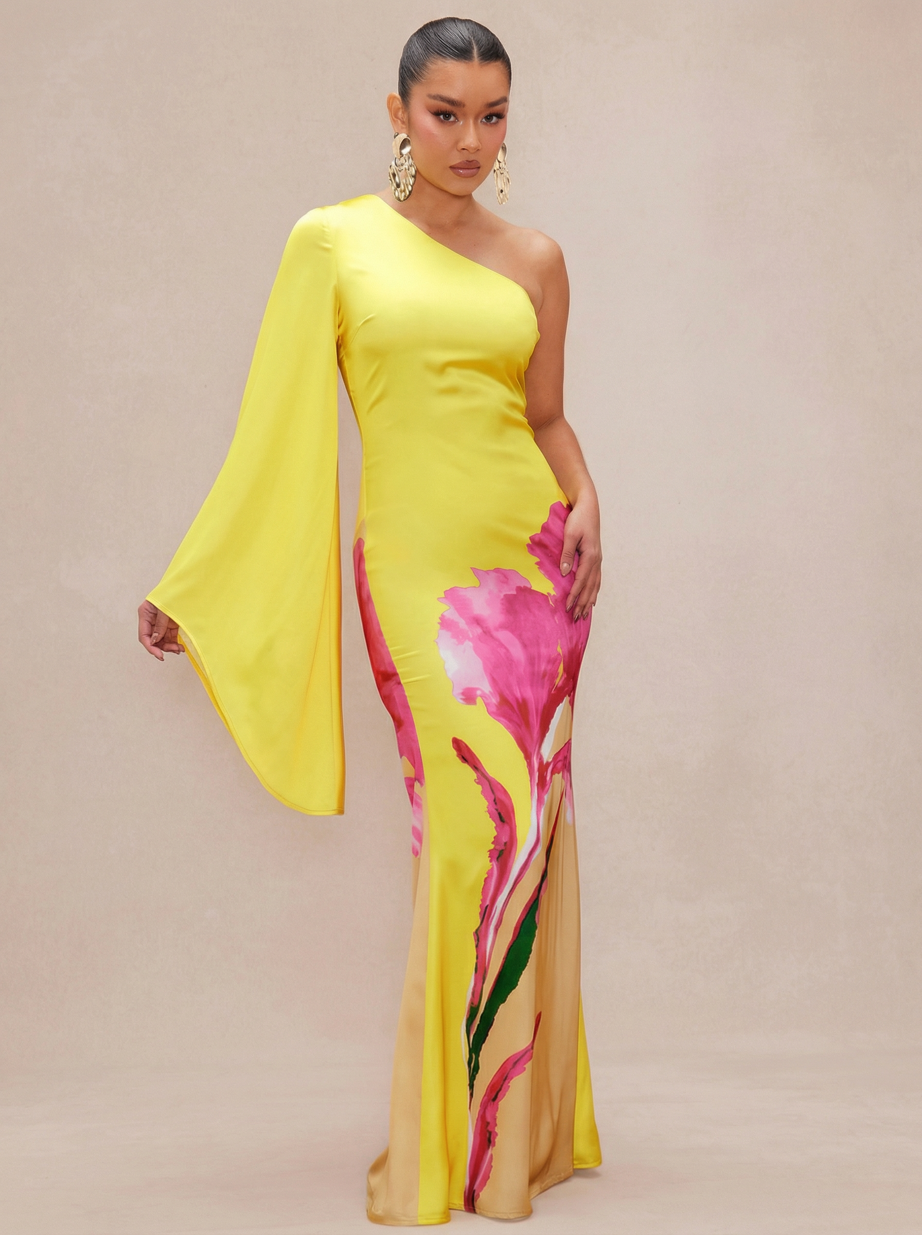Vestido Largo de Un Hombro Amarillo con Estampado Floral Rosa