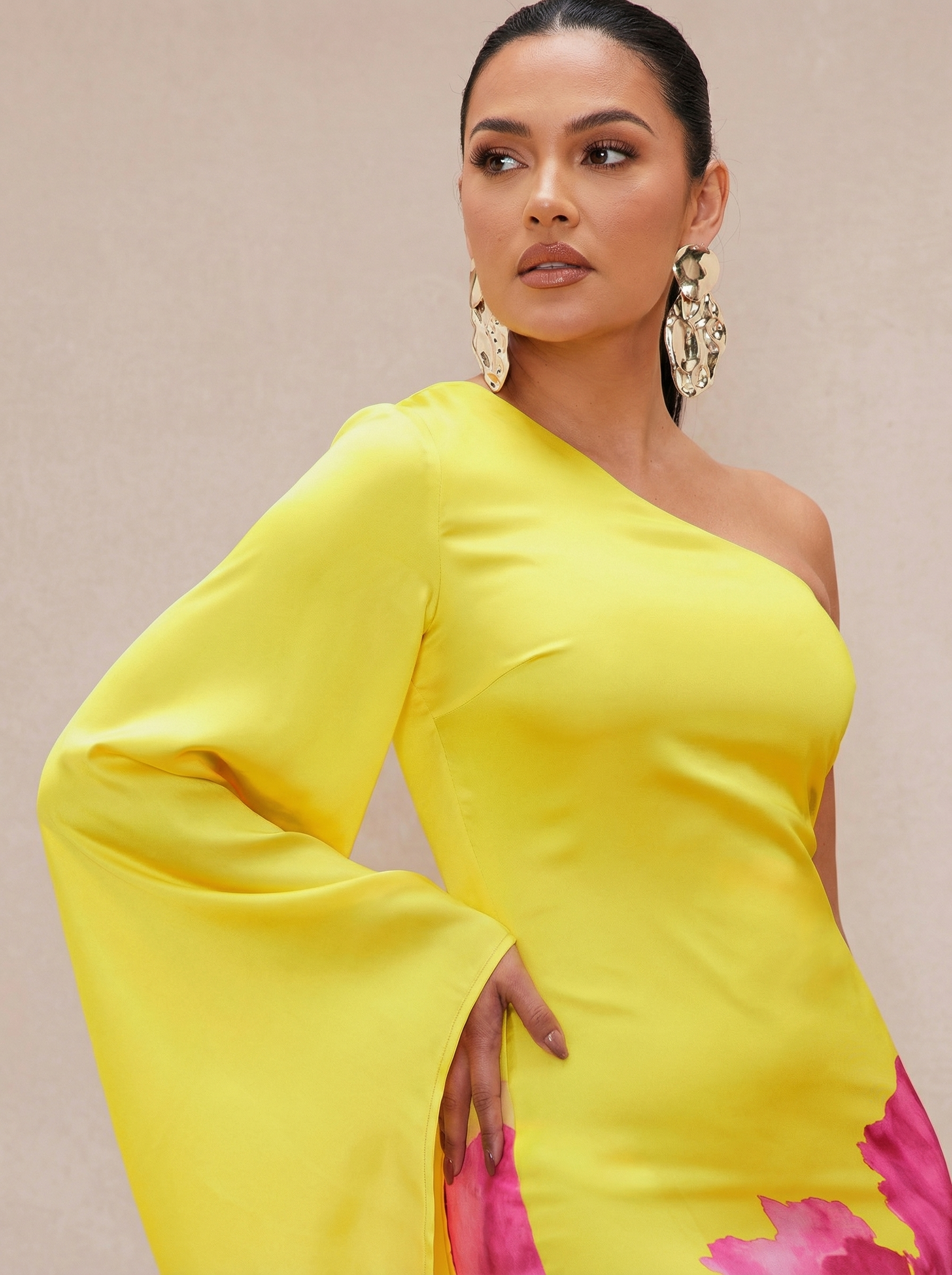 Vestido Largo de Un Hombro Amarillo con Estampado Floral Rosa