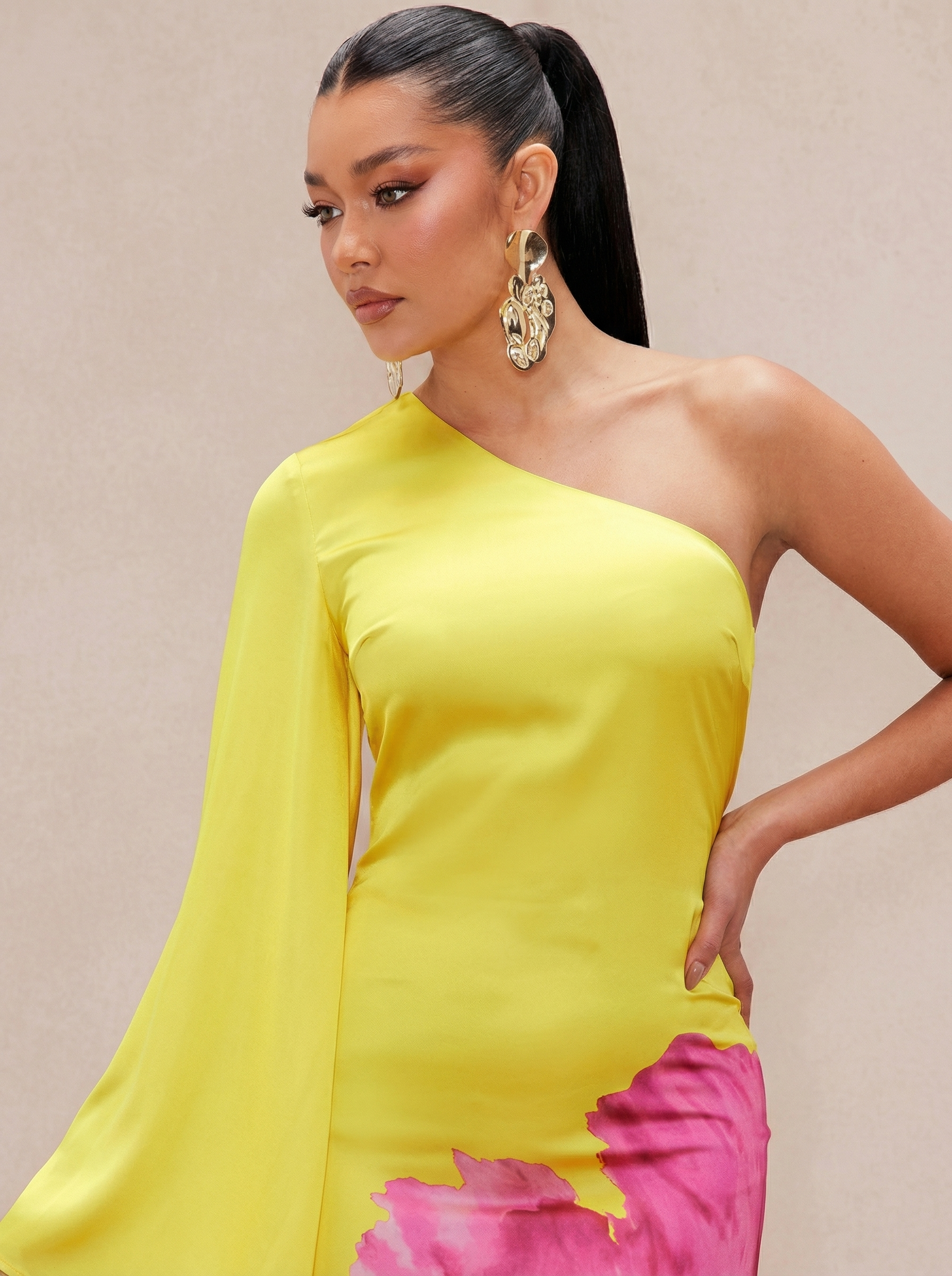 Vestido Largo de Un Hombro Amarillo con Estampado Floral Rosa