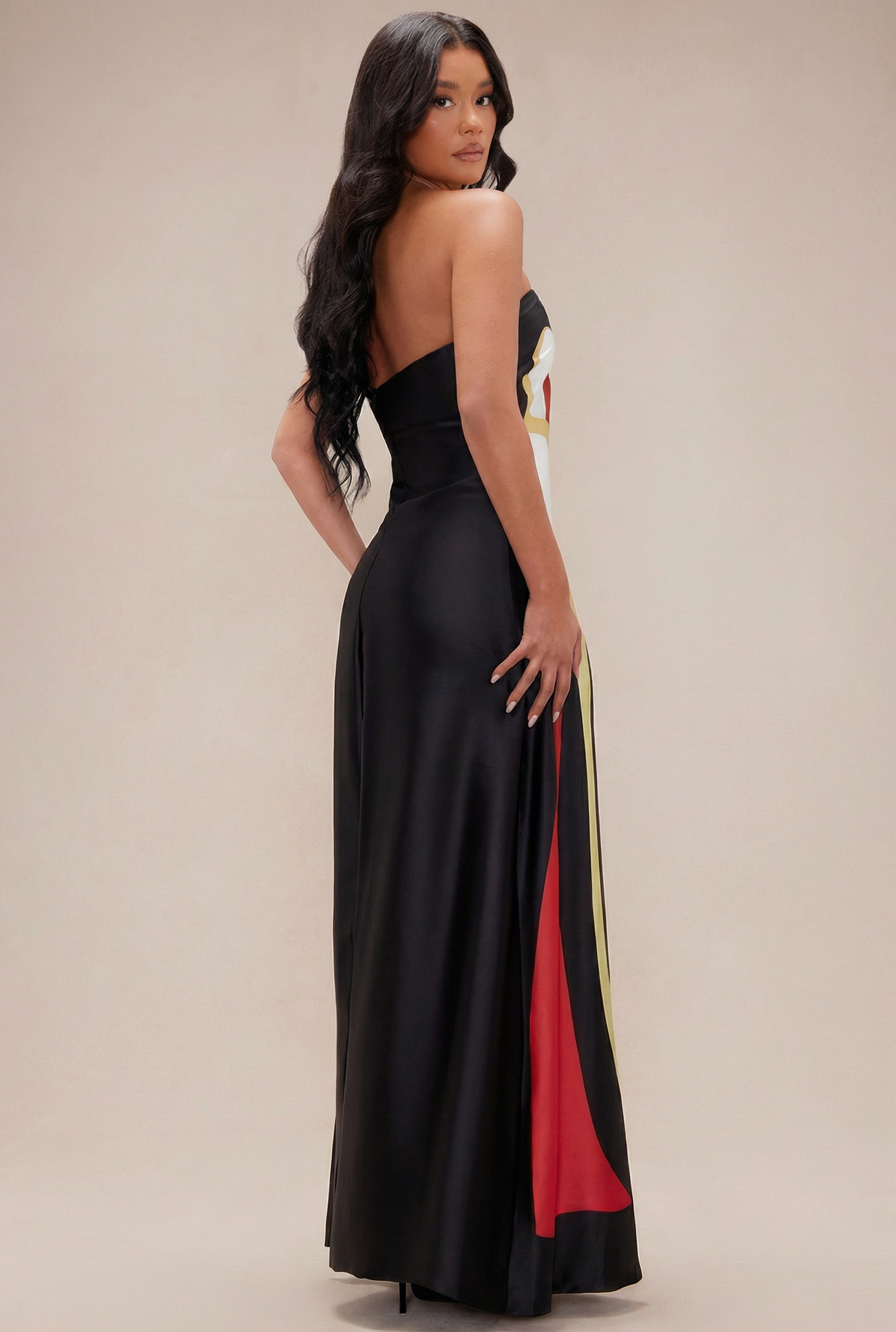 Vestido Largo Strapless con Estampado Abstracto Negro y Verde