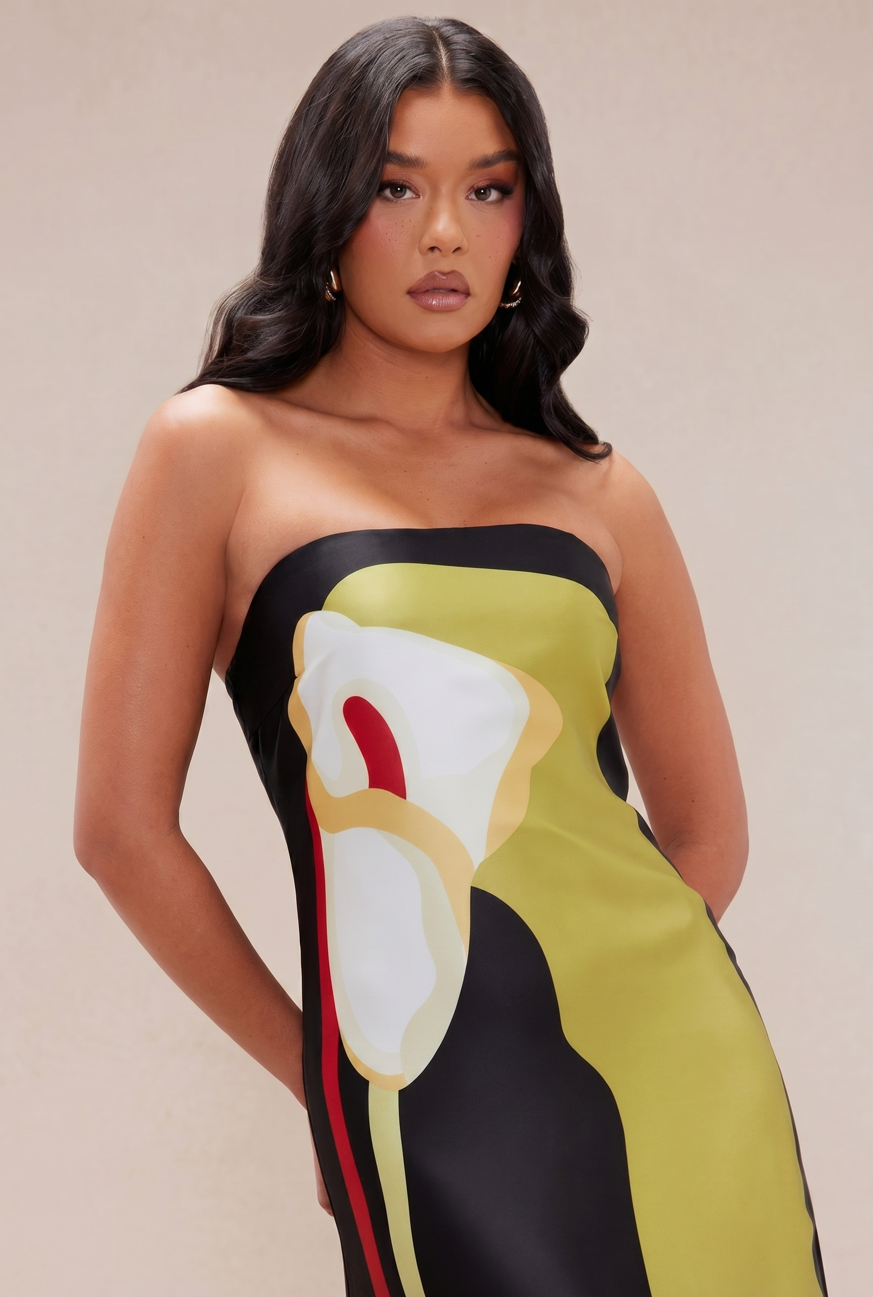 Vestido Largo Strapless con Estampado Abstracto Negro y Verde