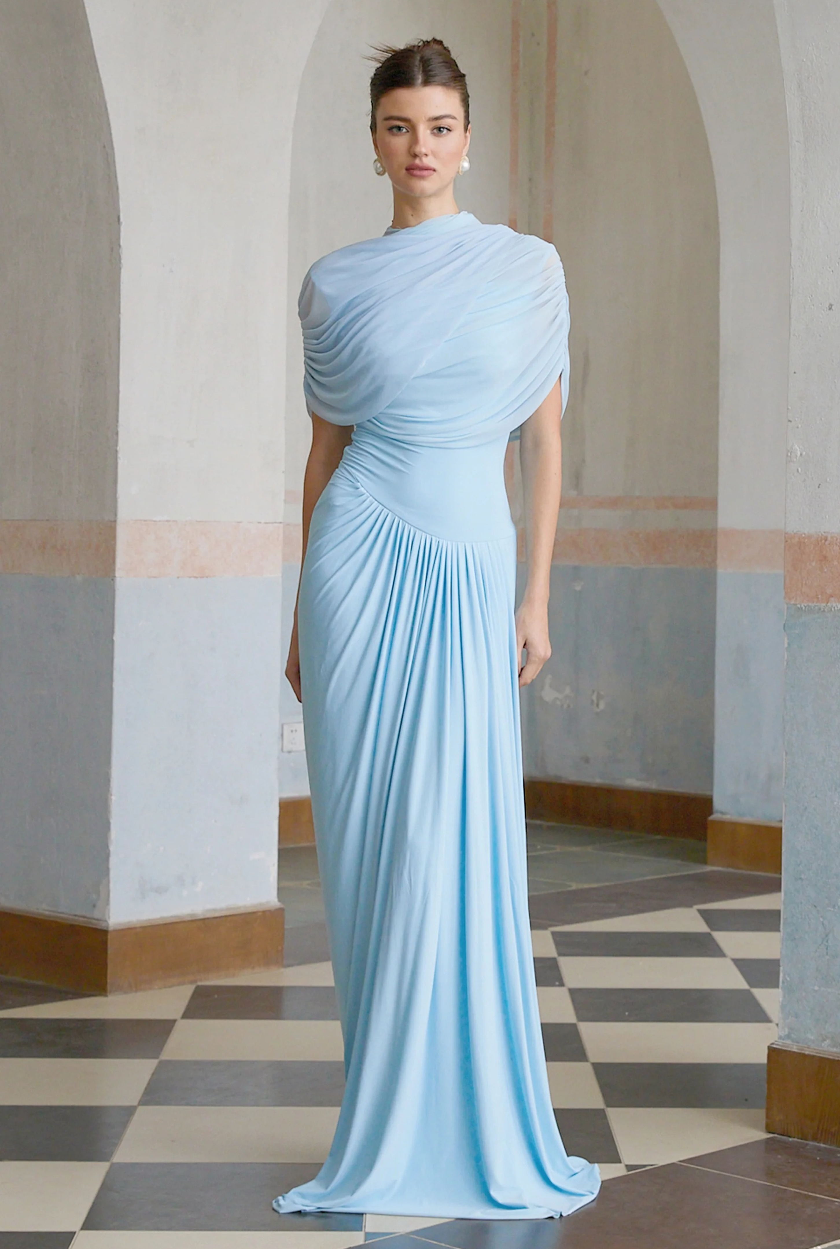 Vestido Largo de Manga Corta con Drapeado y Cuello Alto