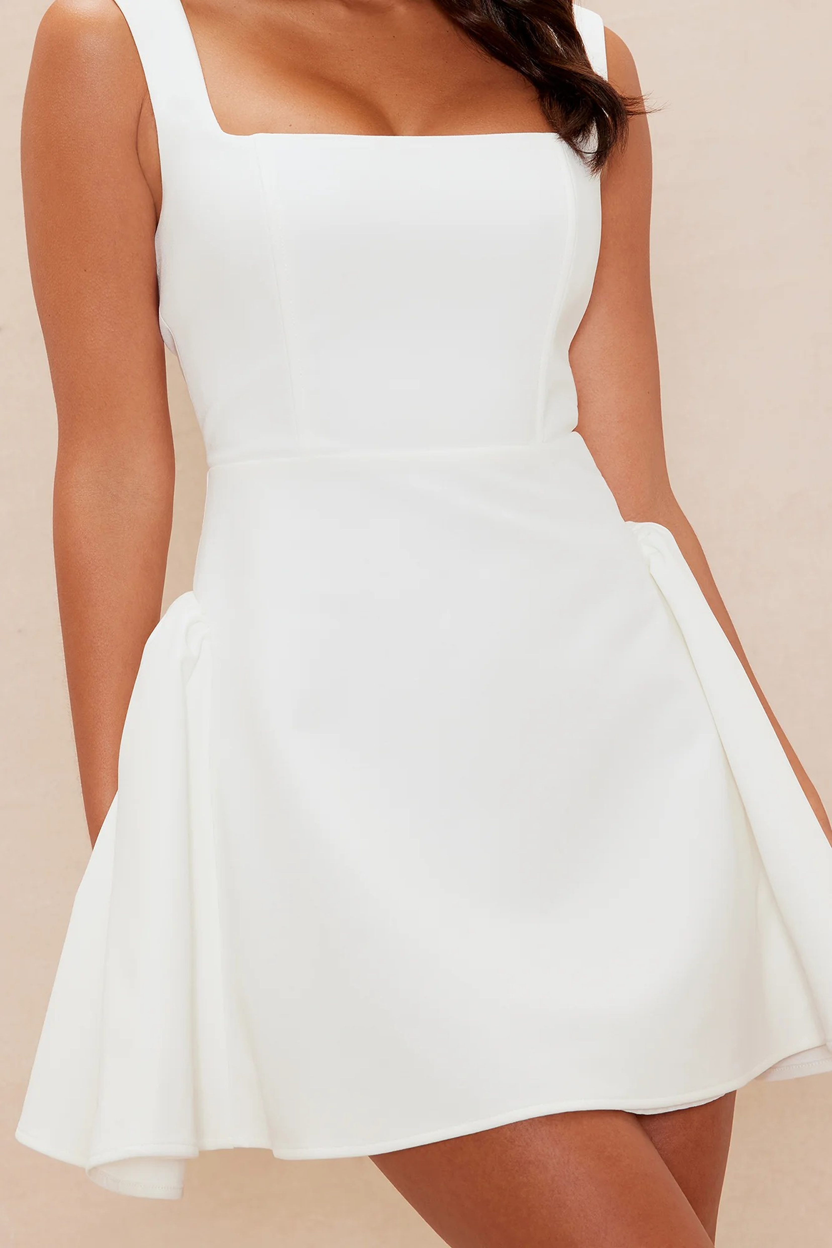 La Bianca | Minivestido Blanco con Escote Cuadrado y Falda Evasé